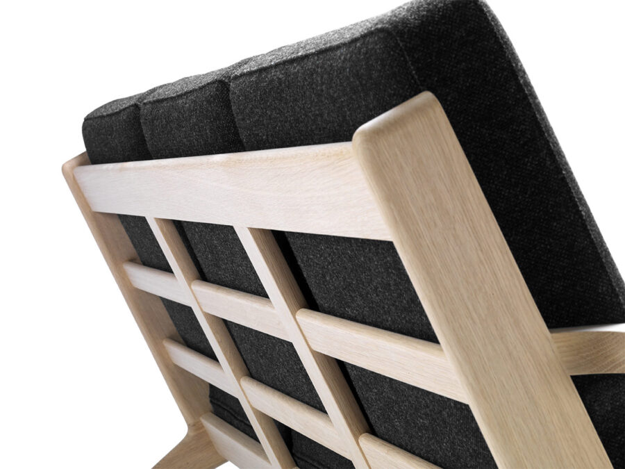 Hans J. Wegner / GE 290-3 Sofa