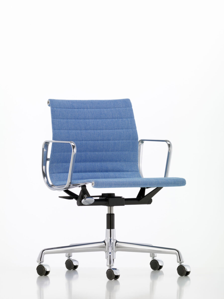 Eames Aluminium Chair EA 117 fra Vitra