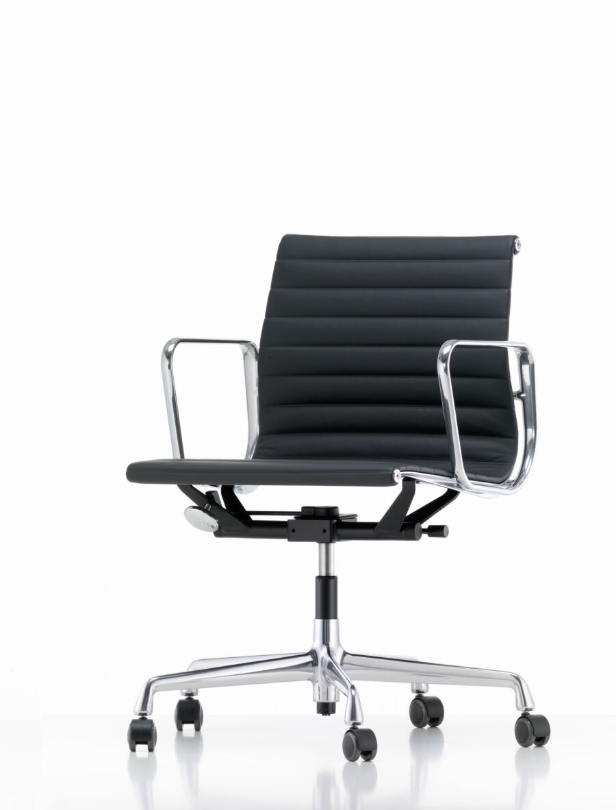 Eames Aluminium Chair EA 117 fra Vitra