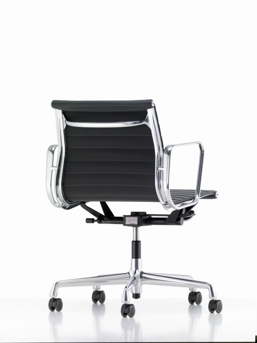 Eames Aluminium Chair EA 117 fra Vitra